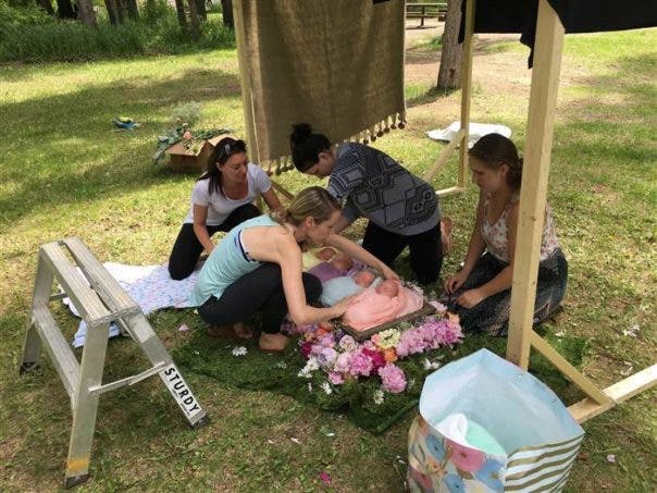 Une femme donne naissance à des quadruplés