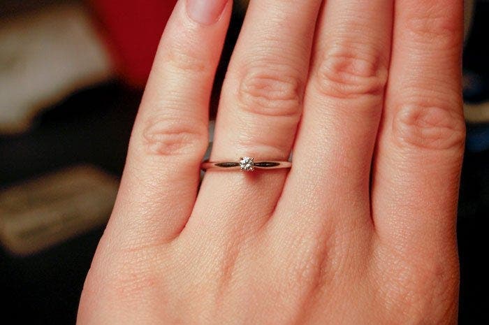 Une femme humilie son petit ami après qu’il lui ait offert une bague