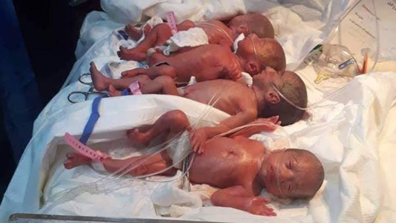 Une femme met au monde des 6 bébés en 9 minutes et fait un nouveau record (photos)