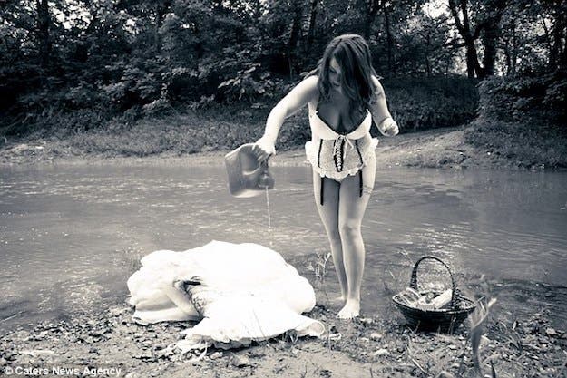 Une femme organise une séance photos pour fêter son divorce