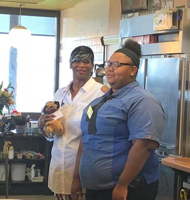 Une femme prend une photo en cachette, pour révéler ce que la serveuse fait de la nourriture du vieil homme