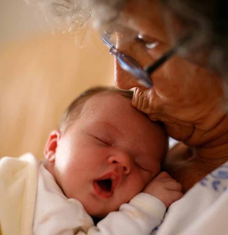 Une grand-mère qui prend soin du bébé