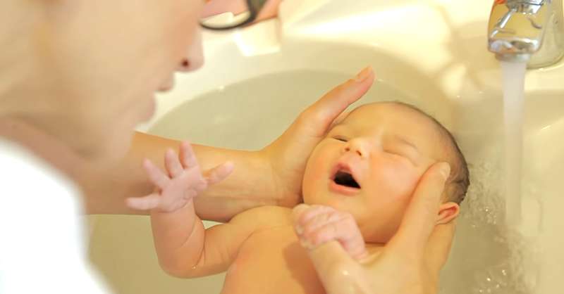 Une infirmière parisienne vient de développer une nouvelle méthode de bain et elle est des plus attendrissantes 