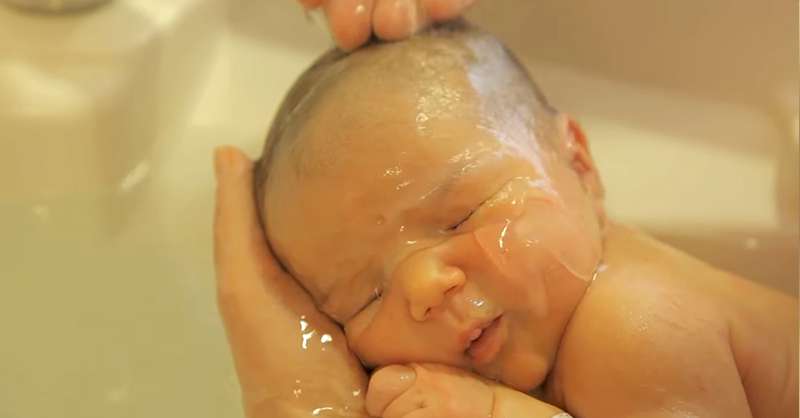 Une infirmière parisienne vient de développer une nouvelle méthode de bain et elle est des plus attendrissantes 