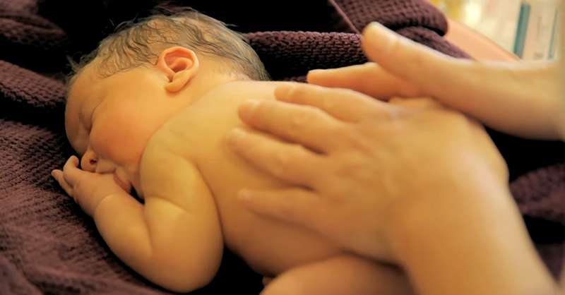 Une infirmière parisienne vient de développer une nouvelle méthode de bain et elle est des plus attendrissantes 