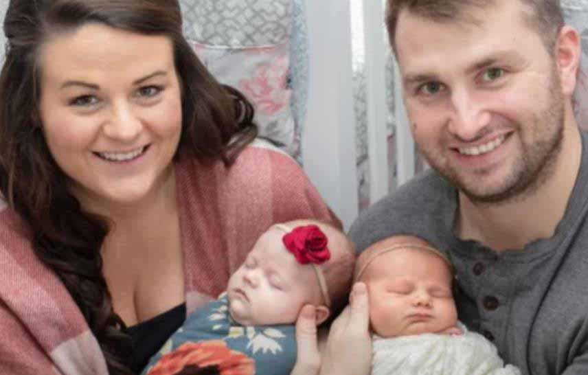 Une photo du couple avec ses deux petites fillettes