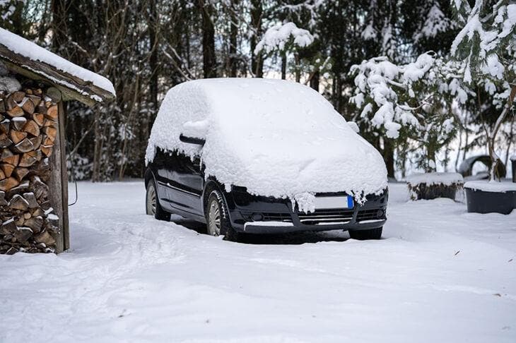 Une voiture couverte de neige 