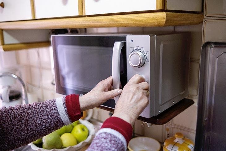 Utiliser le micro-ondes pour désinfecter les torchons de cuisine