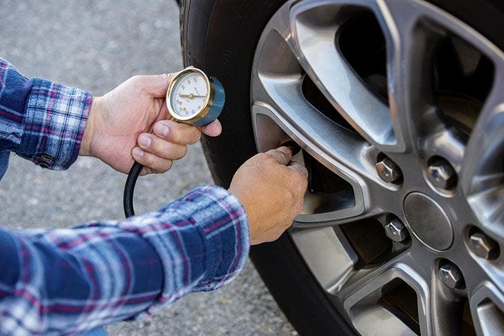 Vérifier la pression du pneu de sa voiture