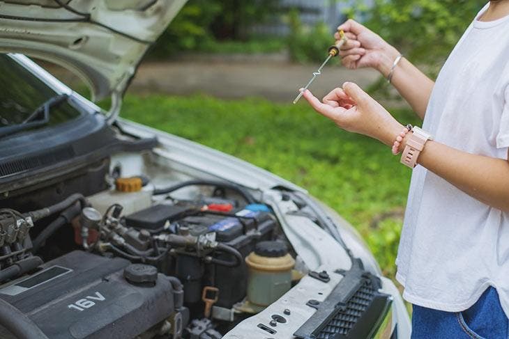 Vérifier le niveau d’huile moteur