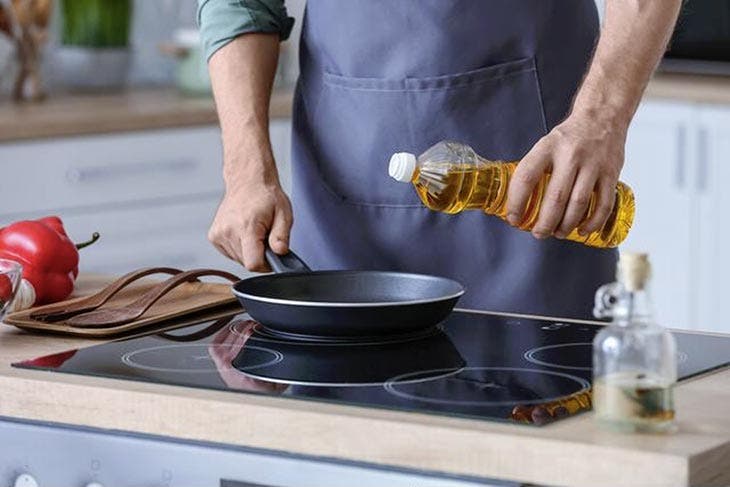 Verser l’huile de cuisson dans une poêle 