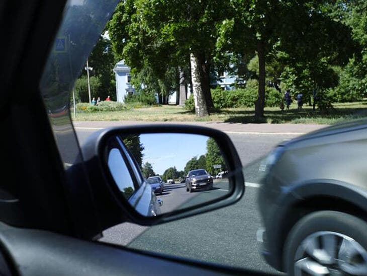 Voir sur le rétroviseur avant d’ouvrir la porte de la voiture 