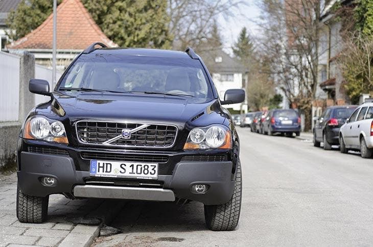 Voiture garées sur le trottoir