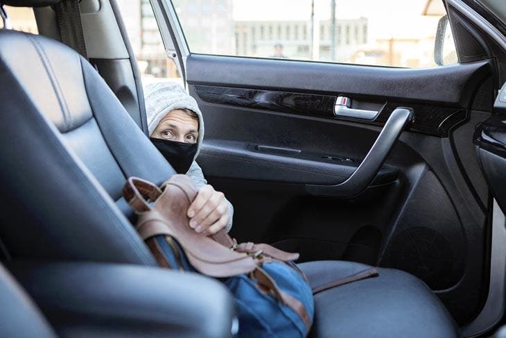 Vol de sac sur siège avant de la voiture