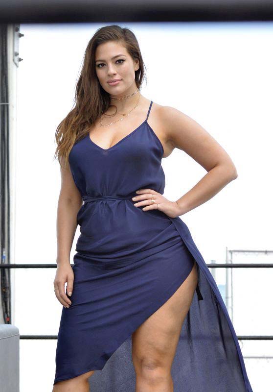 Ashley Graham fait son grand retour sur le défilé de mode et suscite des critiques