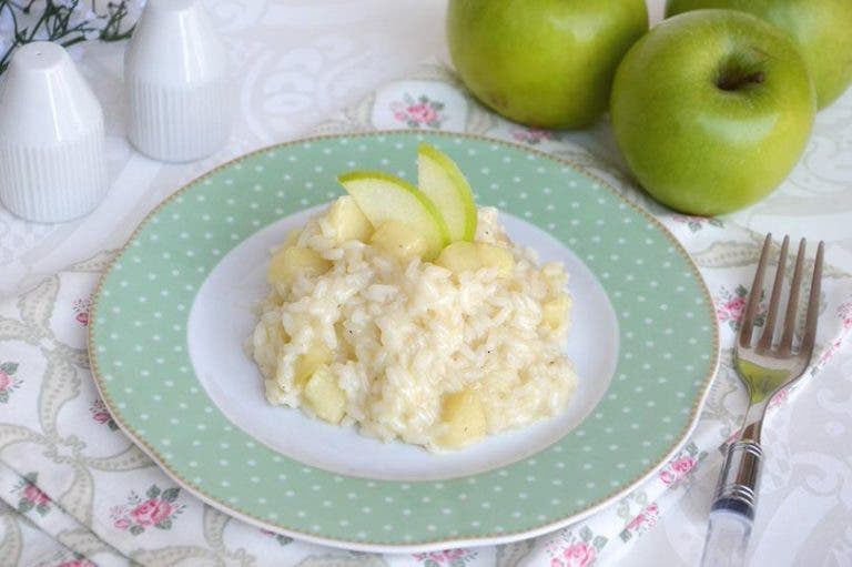 assiette de riz avec pomme