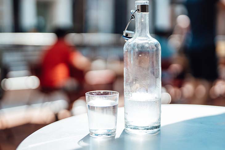 Une bouteille remplie d’eau 