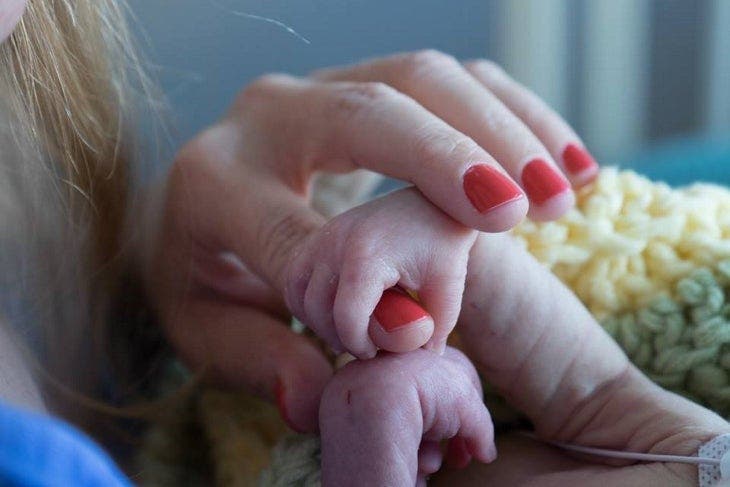 Leur bébé meurt à l’hôpital