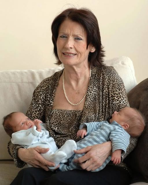 Cette maman de 66 ans a donné naissance à des jumeaux