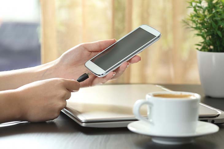 Charger le téléphone dans le café 