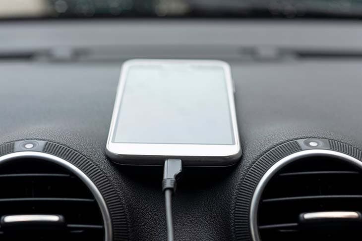 Charger le téléphone dans la voiture 