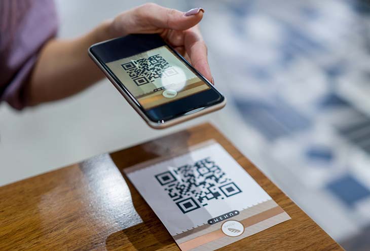 Un code qr affiché sur la table d’un restaurant 