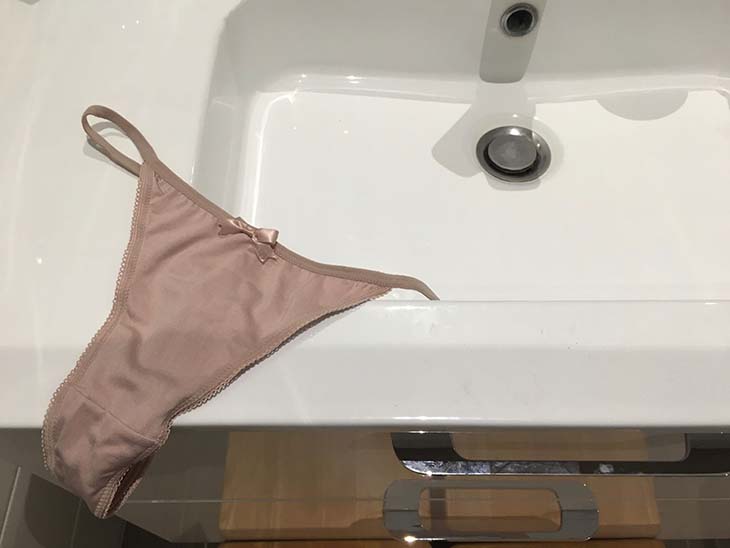 Une culotte sur le lavabo de la salle de bain 