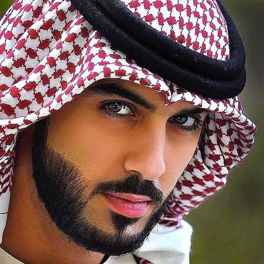 Des millions de femmes à travers le monde l’envient – à quoi ressemble la femme du plus bel homme arabe ?