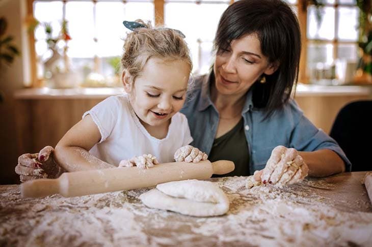 Une fille qui cuisine avec sa maman 