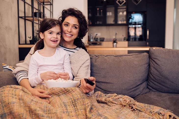 Une mère et sa fille devant la télévision 