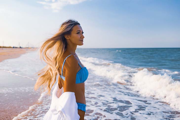 Une jeune femme à la plage - source : spm