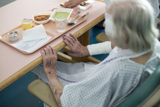 femme repas maison de retraite