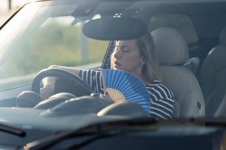 Une femme au volant de sa voiture - source : spm