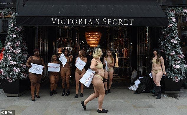 Ces femmes posent « nues » dans la rue pour donner une bonne leçon à Victoria’s Secret