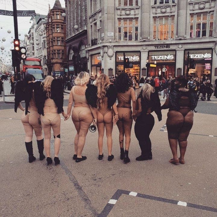 Ces femmes posent « nues » dans la rue pour donner une bonne leçon à Victoria’s Secret