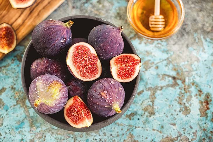 figues dans un plat