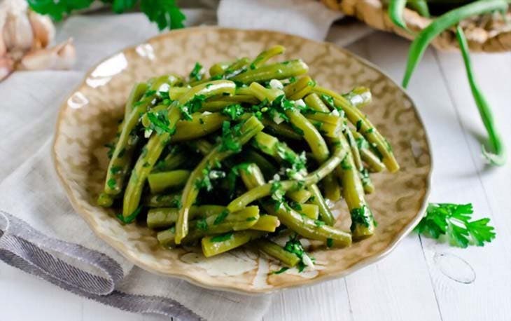 Plat avec des haricots verts