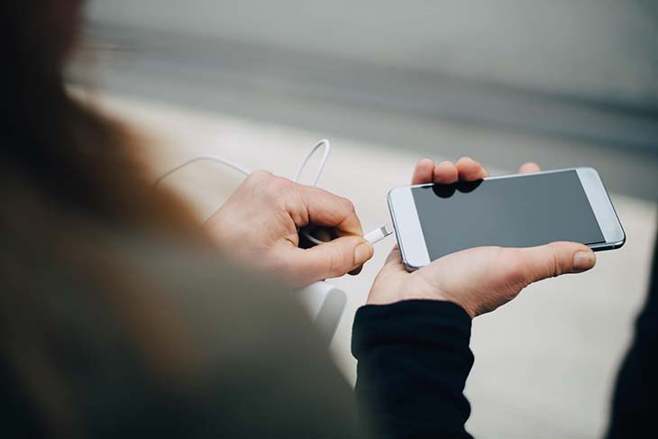 Insérer le câble pour charger le téléphone 