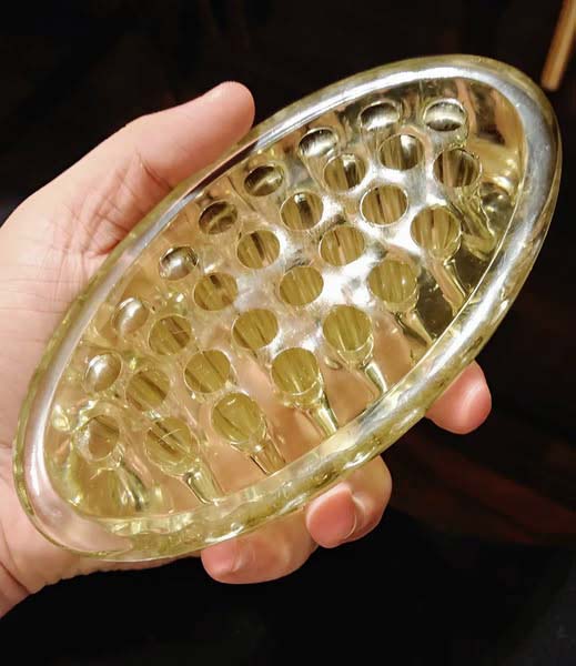 J’ai trouvé ça chez ma grand-mère : entièrement fait de verre avec des ouvertures rétrécies sur tout le périmètre. Qu’est-ce que c’est ?