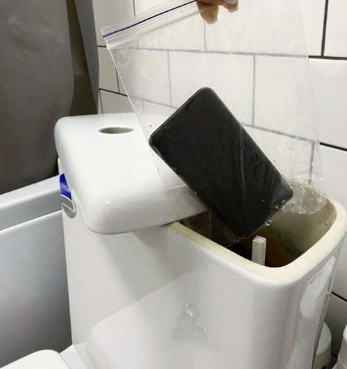 J'ai trouvé par hasard le second téléphone de mon mari dans le réservoir des toilettes. Ce que j'y ai lu m'a fait froid dans le dos