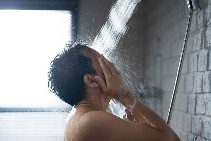 Laver son visage sous la douche 