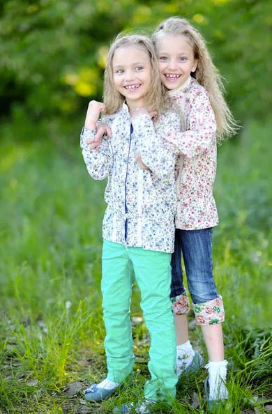 Ma fille et celle de nos voisins sont si semblables qu’on pourrait les confondre. J’ai d’abord cru que mon mari m’avait trompée, mais la réalité s’est avérée encore plus incroyable que je l’imaginais