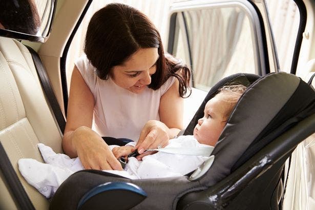 maman bébé siège enfant