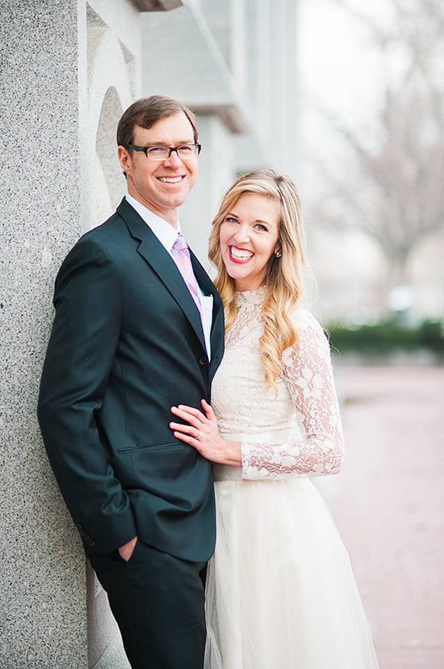 Cet homme fait sa demande en mariage avec une bague à 8 $