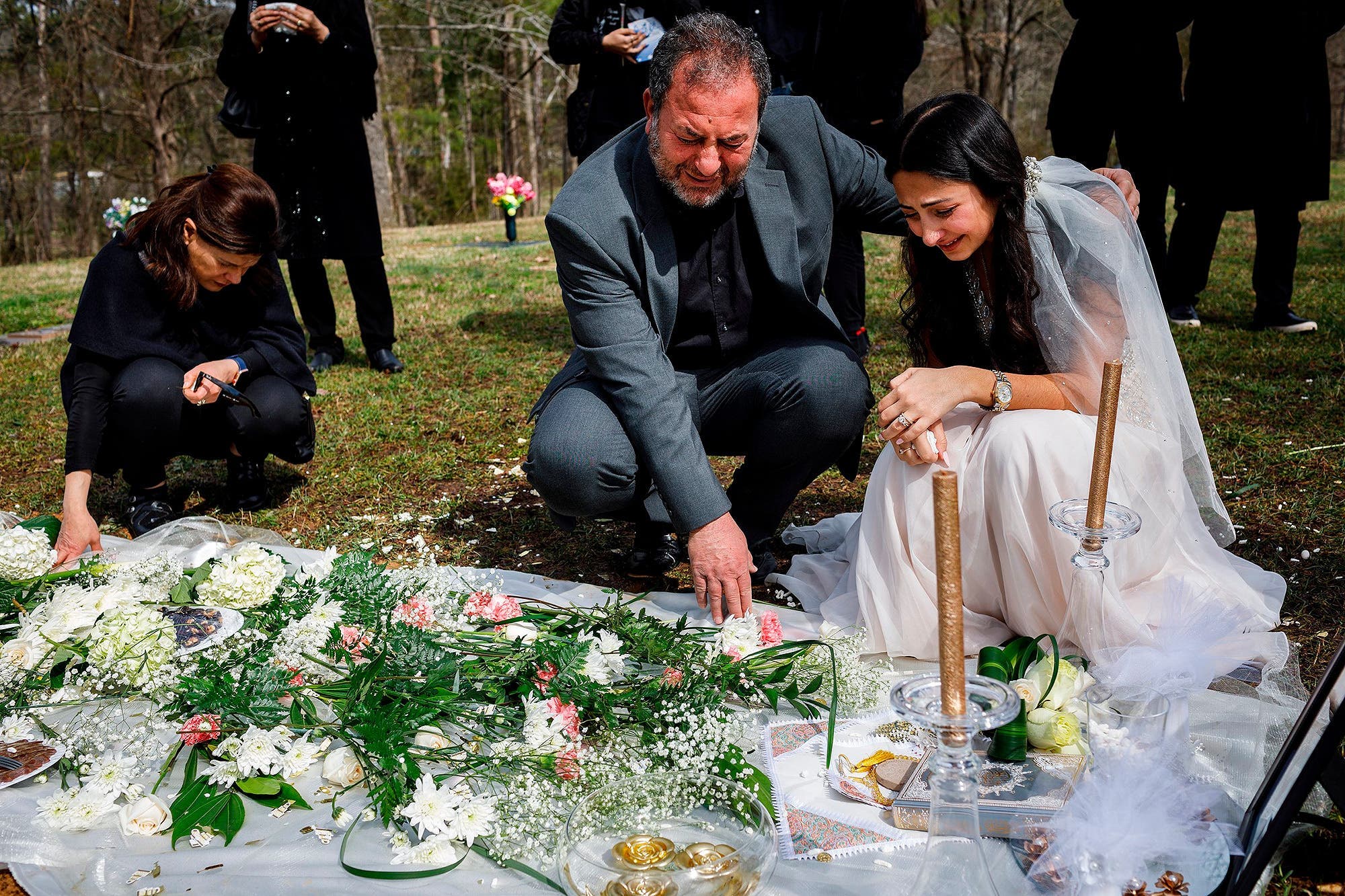 Elle porte sa robe de mariage sur la tombe de son fiancé le jour de leur mariage 