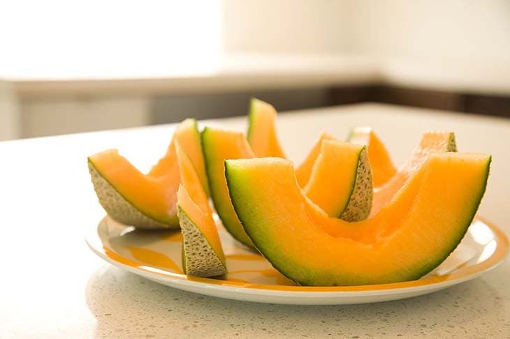 Des tranches de melon sur une assiette