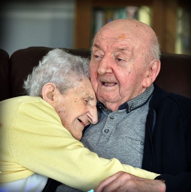 Une mère âgée de 98 ans s’installe en maison de retraite pour prendre soin de son fils âgé de 80 ans