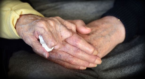 Une mère âgée de 98 ans s’installe en maison de retraite pour prendre soin de son fils âgé de 80 ans