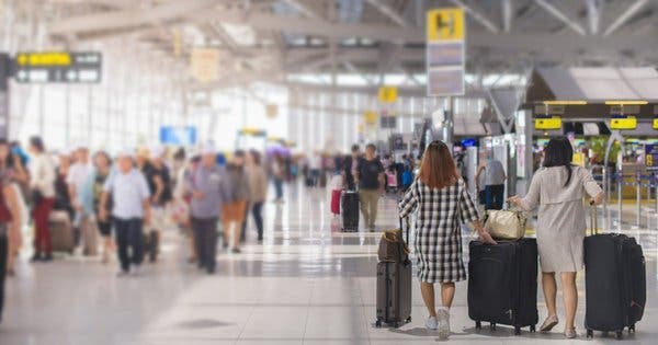 Le pilote d’avion fait demi-tour pour aider une maman en détresse