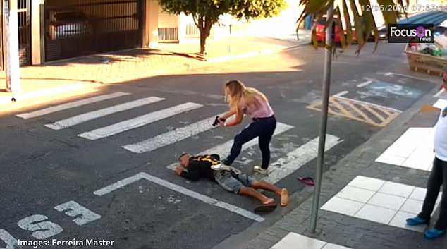 Une mère courageuse bloque un homme dangereux devant l’école